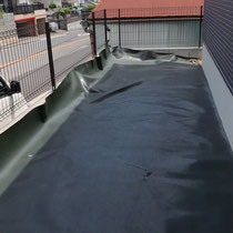シート幅は2m、まずは建物側にあわせて敷きこんでみます。