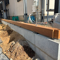 境界ブロックの上にフェンスの土台をアンカーで固定します。