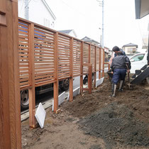 足りない分の土盛りをしつつ、フェンスの柱に取り付ける土留め板で高低差を生み出します。