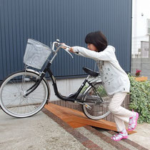 階段の上に自転車を上げるためのスロープ。