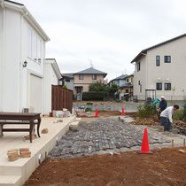 レンガ舗装の部分は、掘削・残土を処分してから砕石を敷き詰めます。