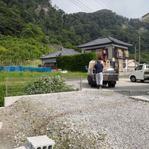 まずは駐車場とカーポートを先に完成させます。