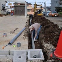 水はけを改善するにあたり、桝にたまった水を道路側に排出する配管を埋設します。