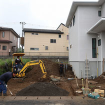 まずは掘削作業。一部は場内整地、一部は場外処分でおおまかな形をつくります。