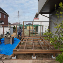 大工によるデッキ工事中。事前に加工してきた資材を搬入し、みるみるうちに完成していきます。