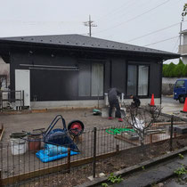 施工中、広い面積をコンクリートで覆い、既存の植物は外側に移植します。