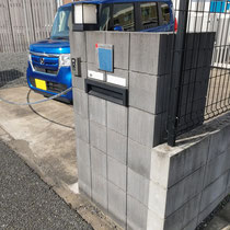 施工前、ブロックで作成した門塀がありました。ポストの故障にあわせリニューアル。