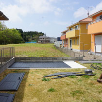 コンクリートの基礎工事が完了後、十分に養生期間を置いてから組立て開始。