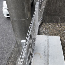 電柱設置のために掘り込まれた敷地に、コンクリート平板で橋を作ります。