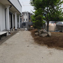 砕石敷き込み後に転圧をして人工芝の基礎ができました。景石も一旦まとめます。