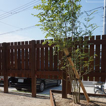 縦板のウッドフェンスと花壇をつくり、シマトネリコの植栽をしました。