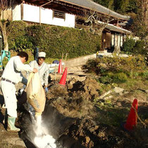 敷地全体の排水路を堀ながら、透水された水を排水させます。