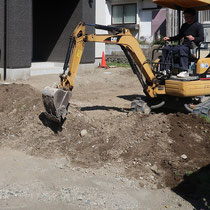 まずは水勾配を設定し、敷地全体の掘削と盛土を確認・調整していきます。