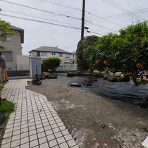 防草シートを敷きこんでから、景石をシート上に配置します。