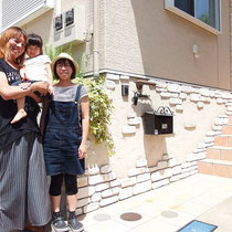 完成記念撮影。住宅の深基礎に門まわり機能を集め、一体感ある南欧風のエントランスができましたね。