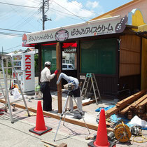 着工、まずは既存の舗装を解体しながら柱を立ち上げていきます。日陰のない暑い場所でした。