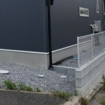 建物わきは、残土の埋め戻しをして平坦にしてから、防草シート＋砂利を敷き込みました。