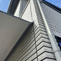 建物とは少し離していますが、雨が吹き込まない様「すき間ふさぎ材」を取り付けています。