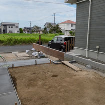 芝生のお庭、まずは外周を囲う犬ばしりの工事から。