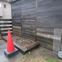 間柱に入っているレッドウッドの角材、足元が腐食してしまい沈みかけています。