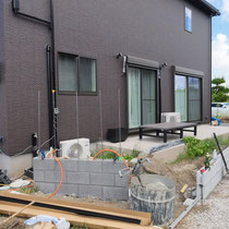 施工中、化粧ブロックを積んでいきます。