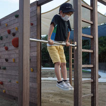 うんていや鉄棒、子どもたちの成長に合わせていろいろカスタマイズできますね。