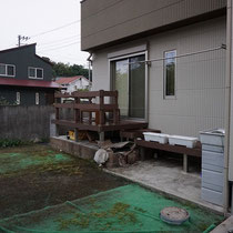 施工前、雑草対策されたグリーンのシートも劣化し、活用されていないお庭でした。