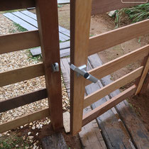 片開きの木製門扉はアルミ製の打掛錠をつけて、エントランスにふさわしい仕様にします。