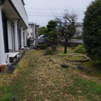 施工前、芝生と花壇を区分けする石が埋まり、管理が大変なお庭でした。