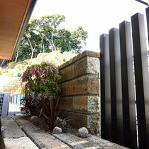 敷地内で不要となった大谷石を活用した、和室から眺める坪庭も趣があります。