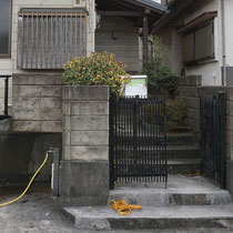 施工前は錆びた門扉がついていたクローズ仕様のエクステリアでした。