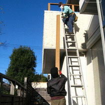 2階ベランダなので、作業はすべてこんな感じでハシゴからの搬入です。気を付けて。