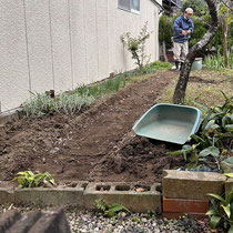 舗装する部分の不要な土を取り除き、整地します。