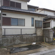 施工前、建築年数と同様に劣化した塀と駐車場、DIYでローコストリフォームを実現。