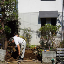 まずは不要な門柱や門扉を撤去します。