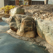 要となる石積の隙間から雑草が生えにくいよう、雑草防止シートと石の間はモルタルでおさえます。