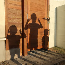 中庭より、高さのある目隠し門扉はイタウバで制作。キャスターや鍵もついて子供達にも軽く扱いやすいです。