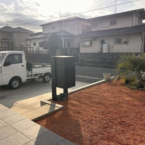 施工前、オープンな外構でしたが、ワンちゃんが自由に遊べるように囲いを兼ねる門扉とフェンスを設置します。