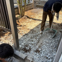 デッキの床下の土間も解体します。