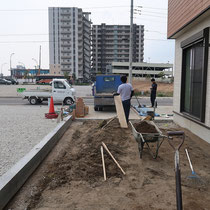 既存の塀がなくなり、不要な土壌を処分します。