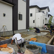 外周は花壇にしつつ、浄化槽周りはコンクリートを拡張して駐車場とつながるように製作します。