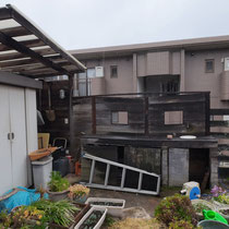 古くなったレッドウッドの水栓シンク、全面解体処分をしてフェンスのみの仕上＋立水栓の設置をします。