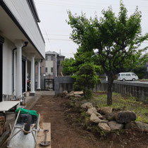 不要な植物を伐採後、人工芝の基礎部分を掘削して、砕石を敷き込みます。