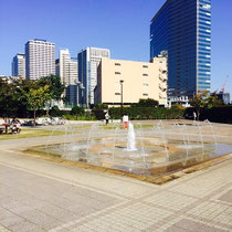 今回は秋のフェスティバルということもあって、いつもの屋上イングリッシュガーデンと同じ公園内にある噴水広場横にてのおはなし会です。