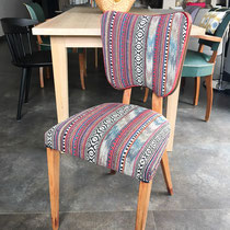 Chaises recouvertes du tissu jacquard linéaire rouge.