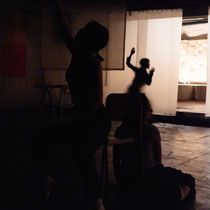 橋本真那×朱柔欣「DEAR NEIGHBOR(COMMA)」 photo by Shuichiro Abe