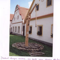 Holasovice : puits avec pompe en bois