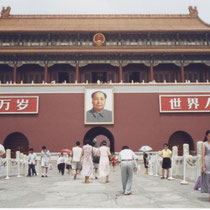 Place Tian'Anmen: entrée de la Cité Interdite:  Portrait de Mao