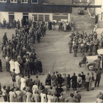 Das Orchester des Infanterieregiments 75 spielt im Betriebshof der Kienzle Apparate (1939)
