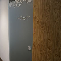 Satinato-Türbeklebung Haus Tirol, Tux